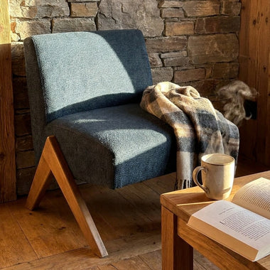 Fauteuil TOLGA dans un salon chalet alpin