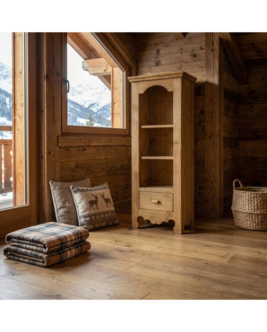 Bibliothèque C133 contre le mur dans un chalet montagne