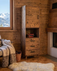 Colonne NOS-17 contre le mur dans un chalet montagne