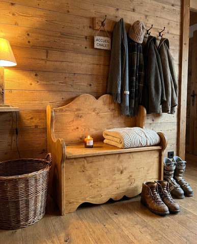 Banquette coffre T219 dans une entrée de chalet montagne