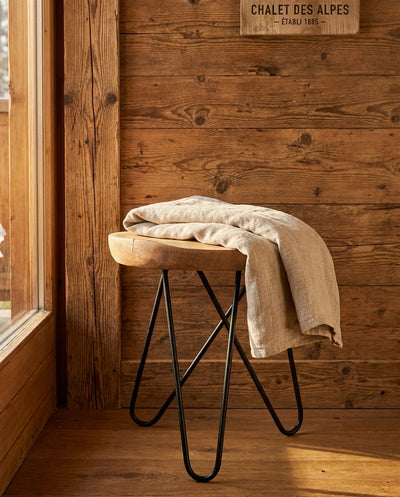 Tabouret Bennet teck et métal noir — décor chalet montagne