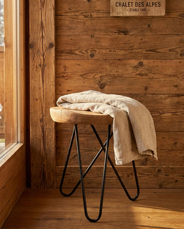 Tabouret Bennet teck et métal noir — décor chalet montagne