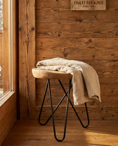 Tabouret Bennet teck et métal noir — décor chalet montagne